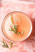 Rosa Grapefruit-Limonade mit Rosmarin