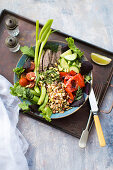 Salad Bowl mit Gemüse, Rindfleisch, Kräutern und Limetten