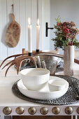 Gedeckter Tisch in Naturtönen mit Kerzenhalter aus Geweih