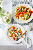 Tomaten-Avocado-Maissalat mit Migas-Buttermilch-Dressing