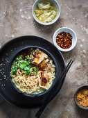 Ramen-Suppe mit Dumplings und Sprossen (Asien)