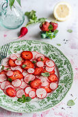 Radieschensalat mit Erdbeeren, Minze und Pfeffer