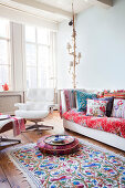 Farbenfrohe Accessoires und Klassiker Lounge Chair in Altbau-Wohnzimmer