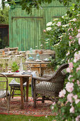 Sitzplatz mit Teppich auf der Wiese im sommerlichen Garten