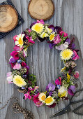 Blumenkranz aus Wicken, Strohblumen, Chrysanthemen, Fetthenne und Goldrute