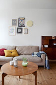 Sandfarbene Couch und Coffeetable im Wohnzimmer