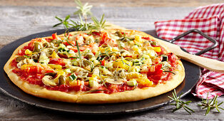 Pizza Verdura with olives, peppers, mushrooms and rosemary