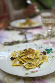 Artischockenravioli mit karamellisierten Zwiebeln und Oliven