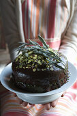 Schokoladenkuchen mit Pistazien und Marzipan-Olivenzweigen