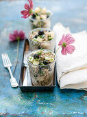 Farro-Salat (Dinkel-Salat) mit Pecorino und schwarzen Oliven