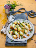 Zucchiniblüten mit Kartoffelfüllung und Kräutern