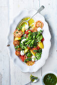 Heirloom-Tomatensalat mit dicken Bohnen, Ricotta und Salsa Verde