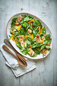 Spinach and halloumi salad