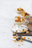 Bananen-Custard mit Dattteln, Pistazien und Honeycomb