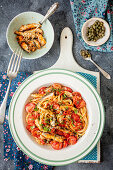 Fettuccine mit Tomaten, Sardinen und Kapern