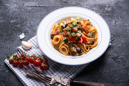 Vegane Spaghetti mit mediterranem Gemüse und Sojahack-Stückchen