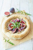 Pizza with goat's cheese, figs and rocket (lactose-free)