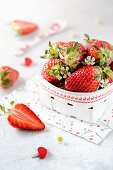 Erdbeeren im Spankorb und daneben