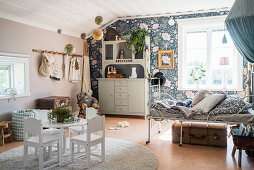 Blue floral wallpaper in vintage-style child's bedroom