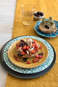 Friselle mit Thunfisch-Tomaten-Salat und Mozzarella