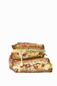 Elsässer Sauerteigbrot-Sandwich mit Käse, Kartoffel, Speck und Sauerkraut