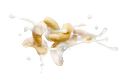 Cashewkerne mit Milchsplash