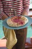 Pistazien-Galette mit Rote-Bete-Pulver