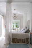 Romantisches Schlafzimmer im Skandinavischen Stil mit Betthimmel