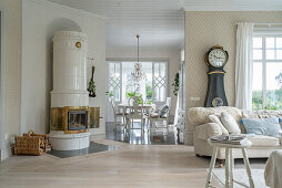 Offener Wohnraum im skandinavischen Stil mit rundem Kachelofen
