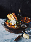 Auberginen-Kasundi, pochiertes Ei und Spargel auf Röstbrot