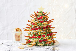 Zwiebeldip mit Tomaten, Kräutern und Crackern als Weihnachtsbaum