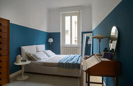 Retro-style bedroom with two-tone walls in blue and white