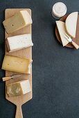 Italienische Käsesorten auf Holzbrettern