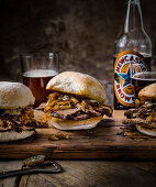 Brisket-Sandwich mit Bier-Zwiebeln und Blauschimmelkäse