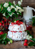 Pavlova mit Erdbeeren und Sahne