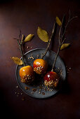Herbstliche Toffeeäpfel mit Nüssen
