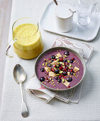 Blaubeer-Banane-Bowl mit Acaipulver & Golden milk