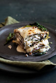 Wirsing-Lasagne mit gekochtem Schinken, Käse und Bechamelsauce