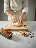 Ein Hefebrot mit Trockenfrüchten backen