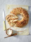 Ringbrot mit Trockenfrüchten und Nüssen