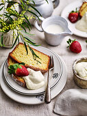 Kastenkuchen mit frischen Erdbeeren und Sahne