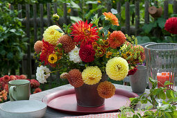 Gelb-roter Strauß aus Dahlien und Sonnenbraut