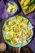 Räucherforellen-Tartar mit Avocado und Mango in Kopfsalatblättern