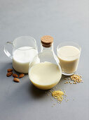 Dreierlei Pflanzenmilch: Mandelmilch, Quinoamilch und Getreidemilch