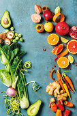 Frisches Gemüse, Pilze, Obst und Ingwer als Symbol für Raw Food