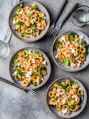 Orecchiette-Salat mit Garnelen, Basilikum, Feta und Tomaten-Kapern-Dressing