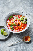 Mexikanische Garnelensuppe mit Avocado