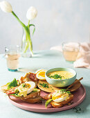 Eggs Benedict mit Spargel