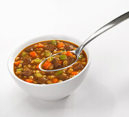 Rindfleischsuppe mit Gerste und Gemüse im Schälchen