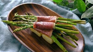 Prepare Asparagus with ham and potato